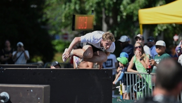 Parkour : l'athlète Veveysan Sacha Christen voltige à travers les villes romandes